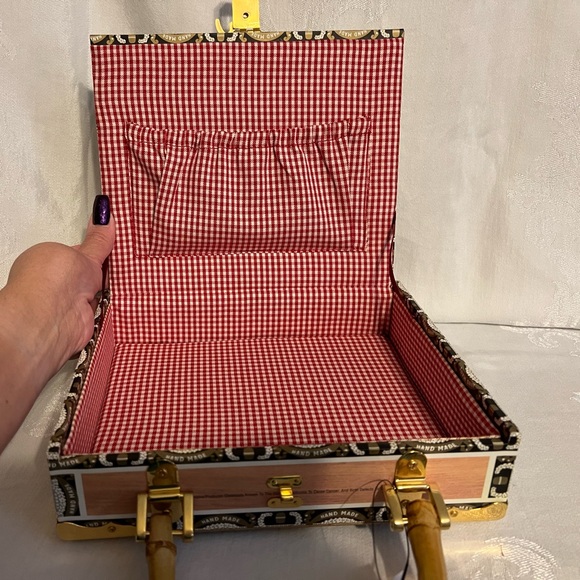 Genuine cigar box bag with two red and blue beaded parrots and beaded flowers - Picture 10 of 12